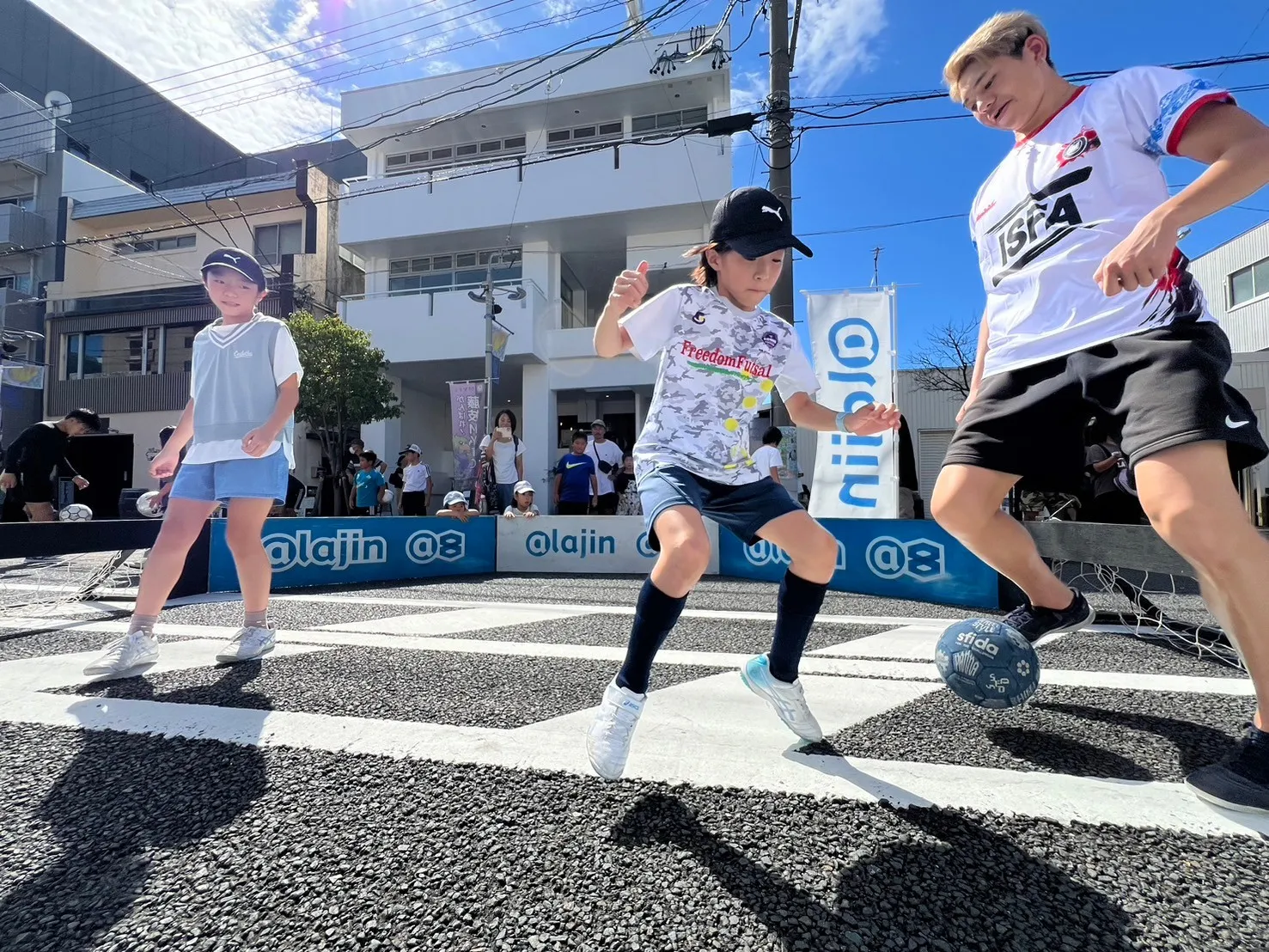 藤枝のまちなかサッカーフェスで、ストリートサッカーを楽しむ子どもたち。