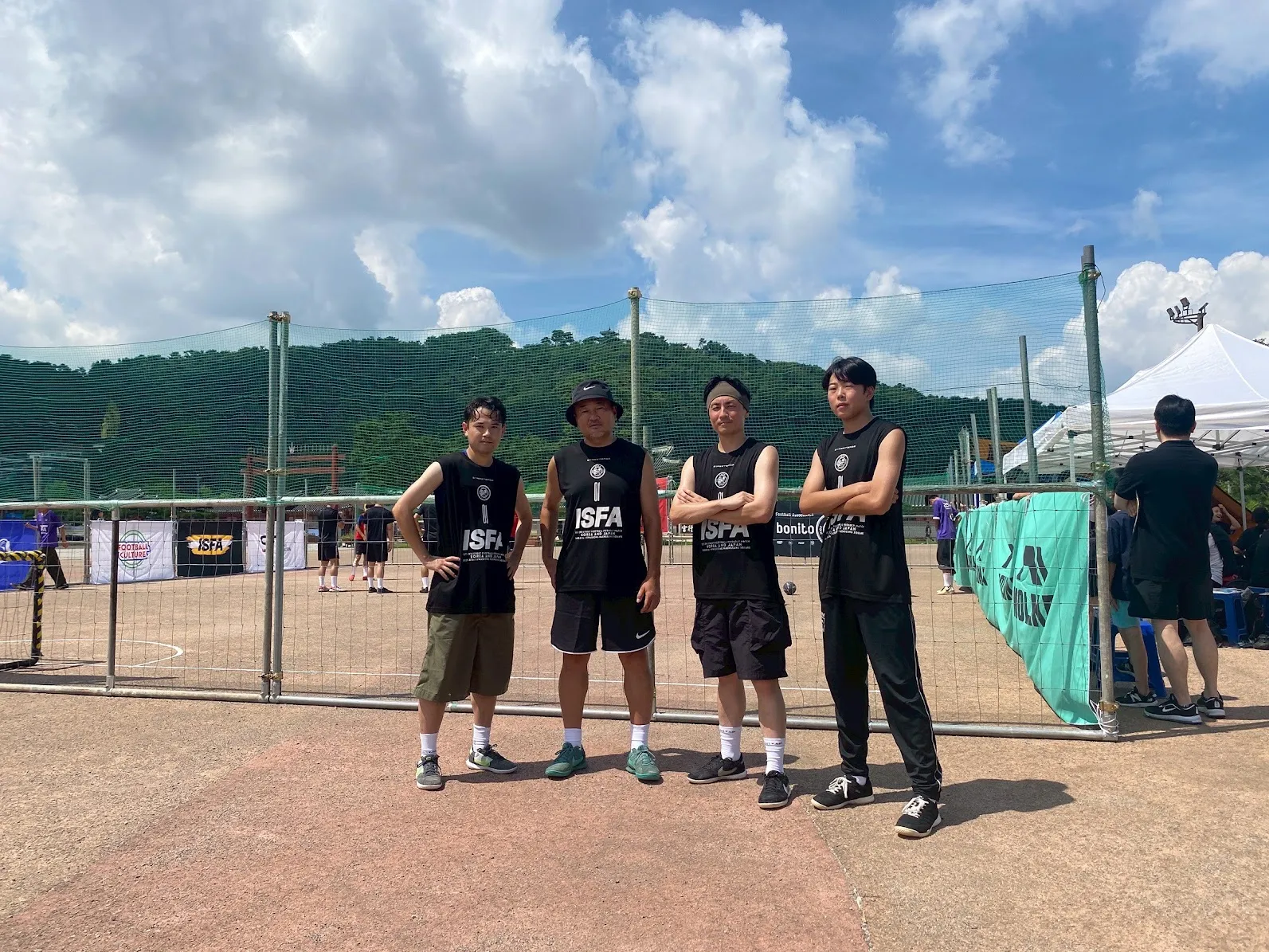 韓国遠征中、コートで撮影した集合写真。