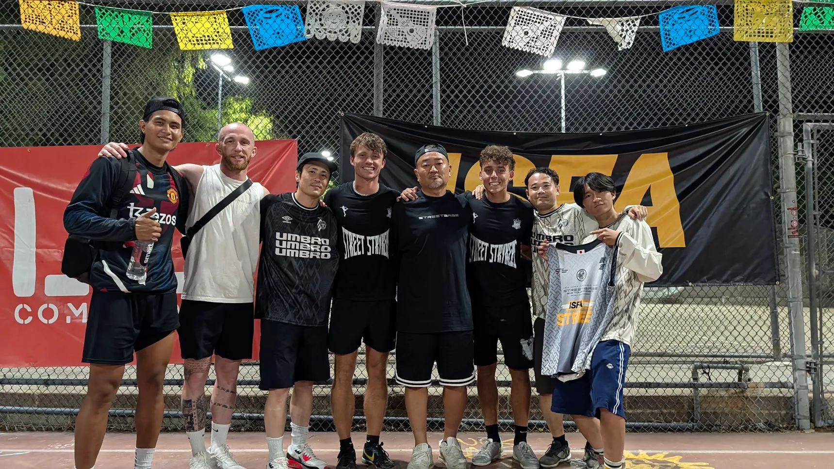 ロサンゼルスのISFA WORLD TOUR会場で、海外のプレイヤーたちと記念撮影。