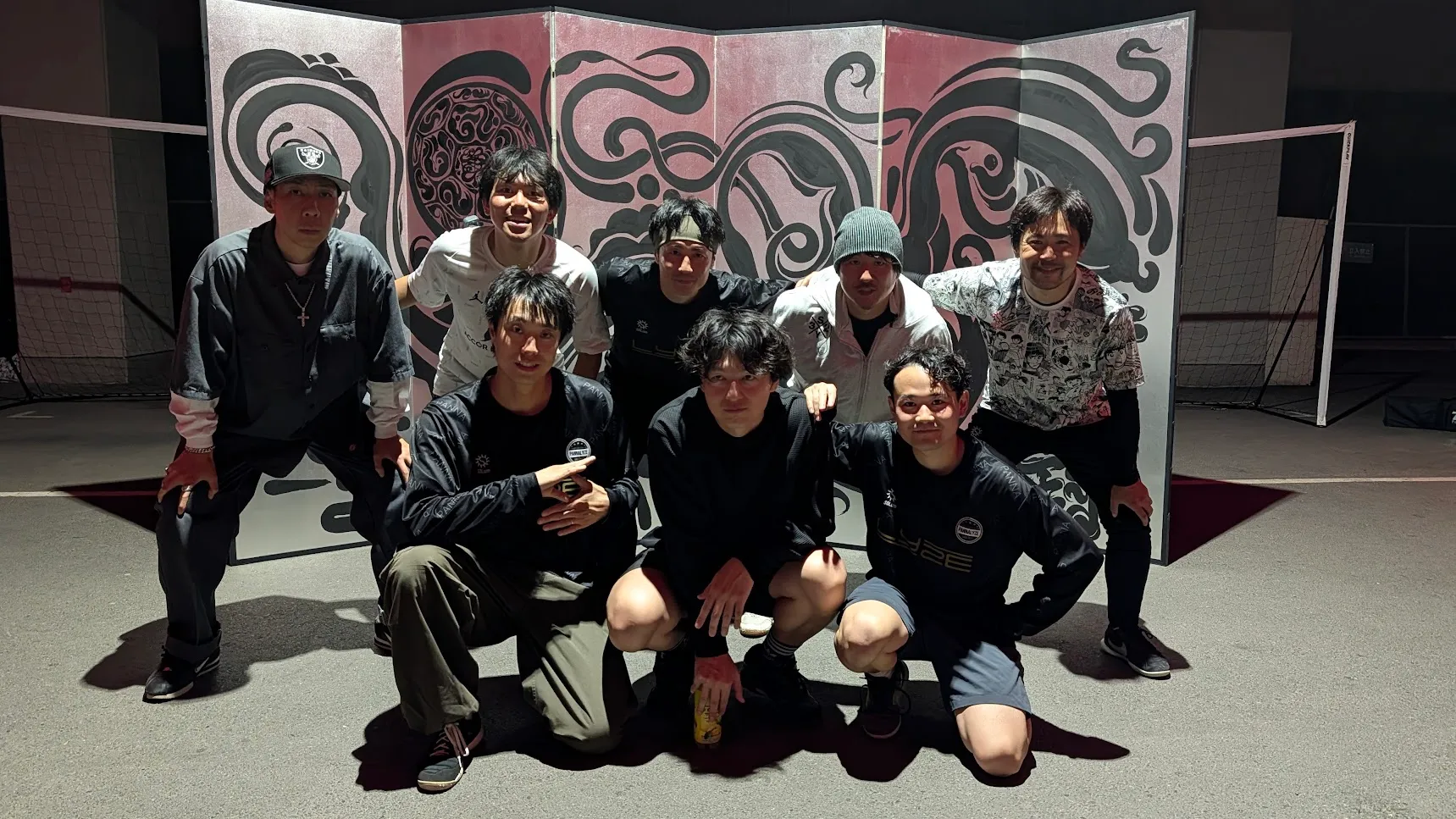 ISFA 3V3 TOURNAMENTの会場で、銀屏風を背景に記念撮影。