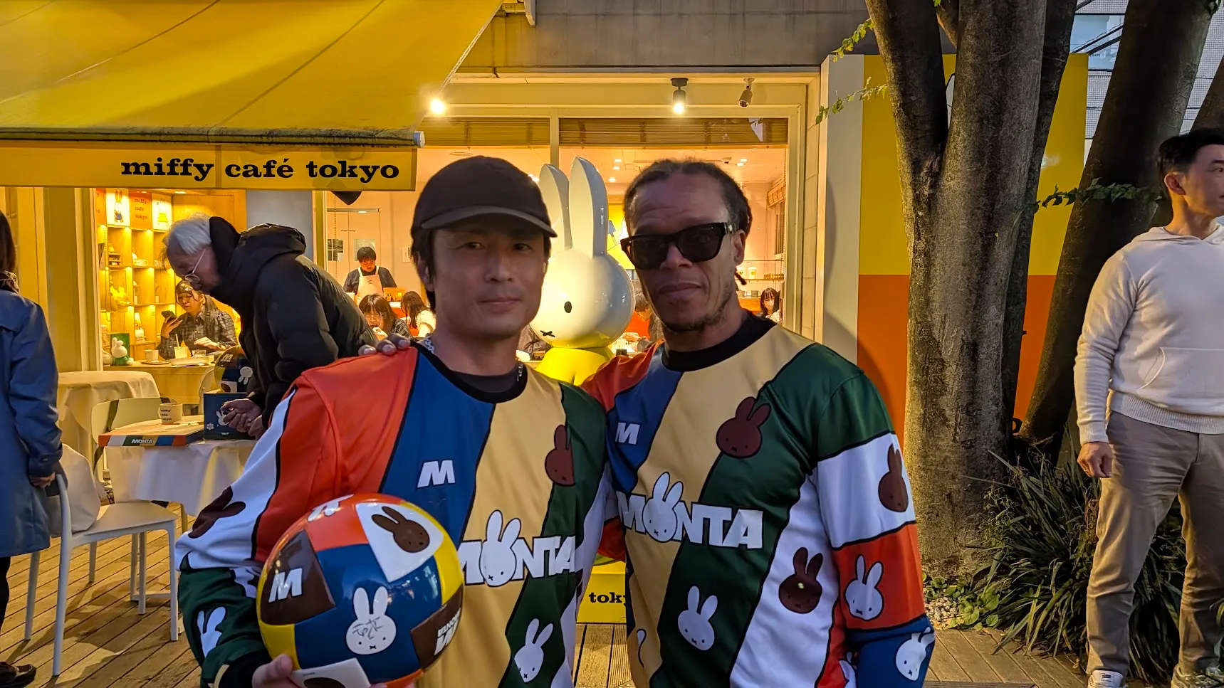 MIFFY × MONTAのシャツとボールを手に、エドガー・ダーヴィッツと。