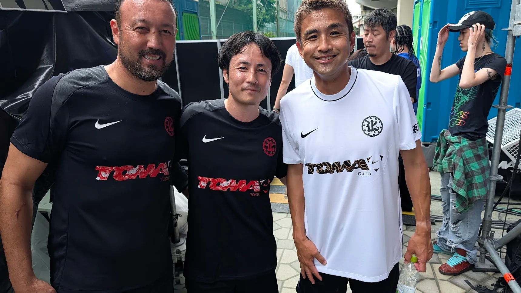 TOMA TOKYOで、HAYATOが稲本潤一選手・田中マルクス闘莉王選手と記念撮影。